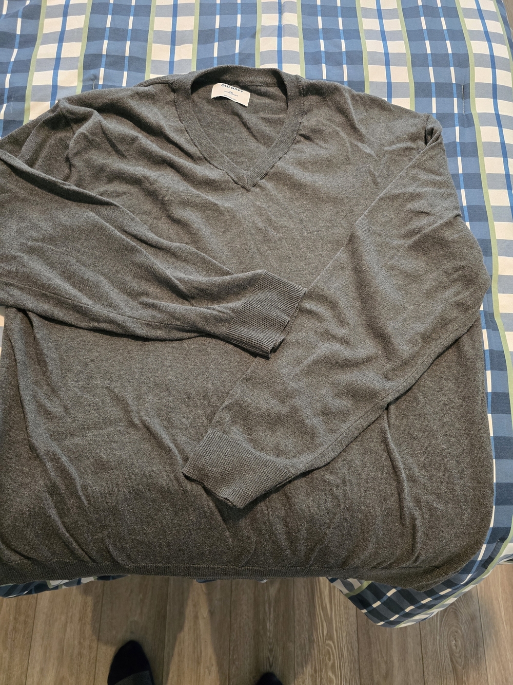 Old Navy Men's Charcoal Gray V-Neck Sweater